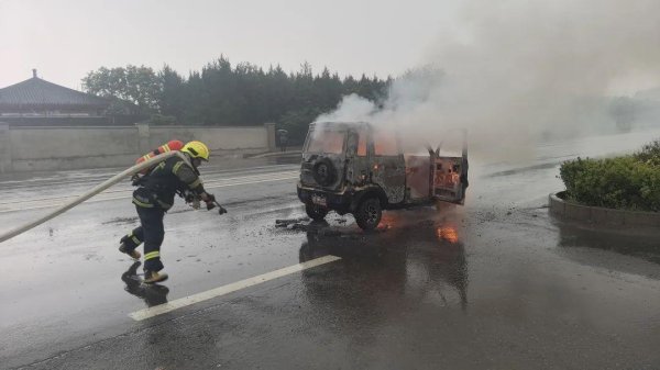 仁信优配 贪图便宜网购“三无电池”！行驶中自燃七旬大爷慌忙跳车